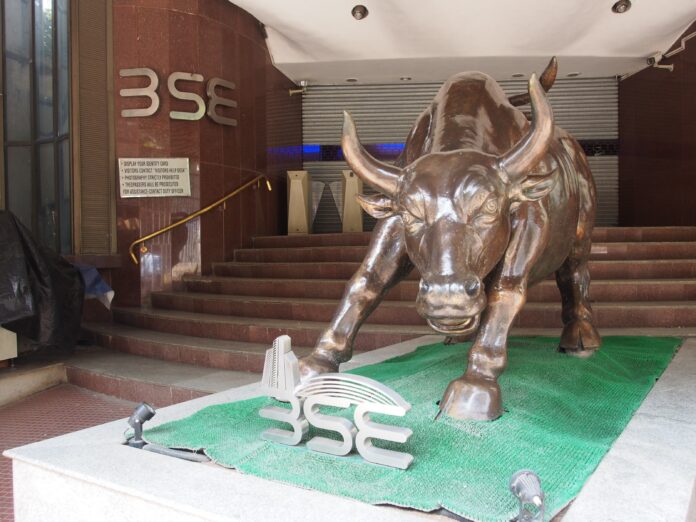 IT slumps on US woes, rate-cut hopes lift rest.