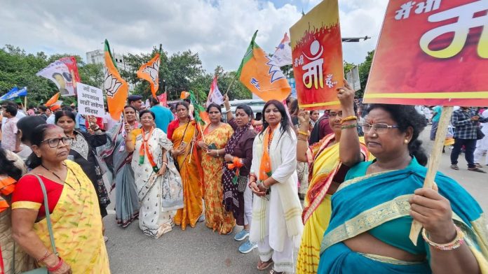 BJP Mahila Morcha workers stage protests in Patna during the Bihar bandh on September 4, holding placards and party flags in response to alleged derogatory remarks against Prime Minister Narendra Modi’s mother