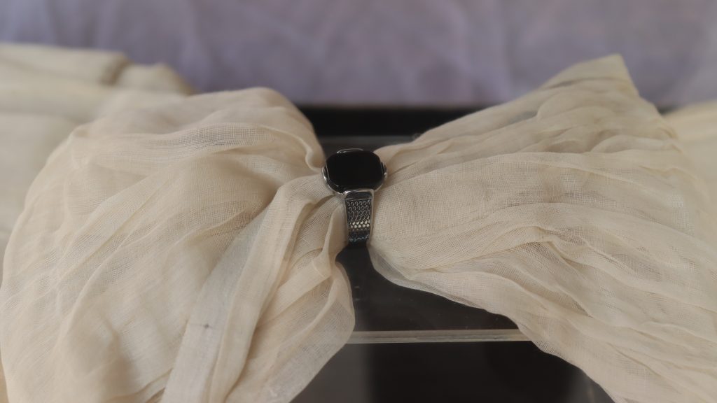 This imparted the fabric its distinctive transparency and delicate lightness, so airy that it was claimed a full-length dress could slip through a signet ring.