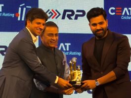 Rohit Sharma receiving the award from Sunil Gavaskar